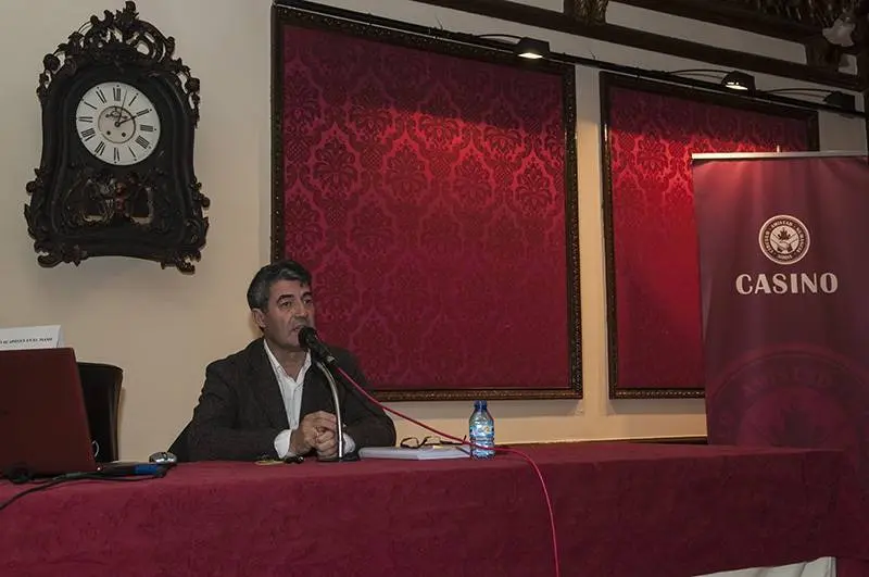Conferencia sobre Coleccionismo de Postales de Tom&aacute;s P&eacute;rez Fr&iacute;as. Foto: Carlos Arlegui