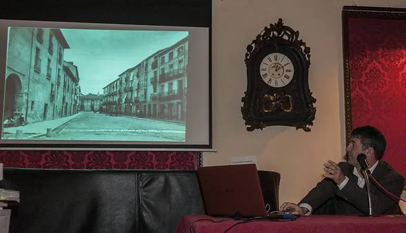 Conferencia sobre Coleccionismo de Postales de Tom&aacute;s P&eacute;rez Fr&iacute;as. Foto: Carlos Arlegui