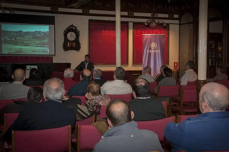 Conferencia sobre Coleccionismo de Postales de Tom&aacute;s P&eacute;rez Fr&iacute;as. Foto: Carlos Arlegui