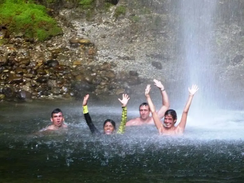 Disfrutando en la cascada Hola Vida