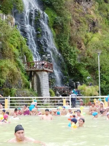 La piscina de 36 grados y la cascada