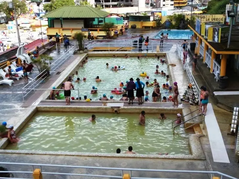 Las dos piscinas principales, desde la cascada