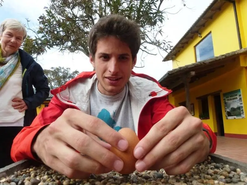 Tratando de fijar un huevo en el ecuador (conseguido)