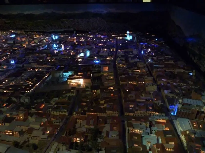 Maqueta de Quito de noche
