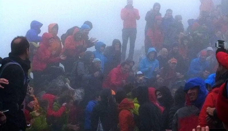 Cientos de personas esperan arriba