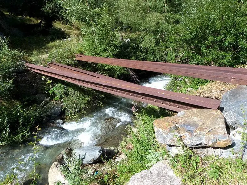 Puente hecho con material de hierro, en Tor