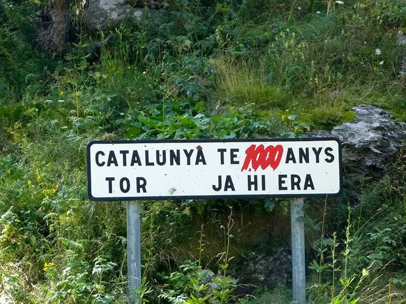 Se&ntilde;al que aparece en todos los pueblos de la Vall Ferrera: "Catalu&ntilde;a tiene 1.000 a&ntilde;os. Tor ya estaba"