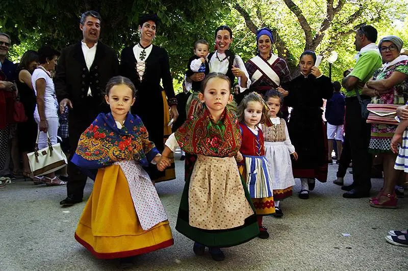 Ni&ntilde;os y mayores, en el desfile. Foto: Santiago Farizano