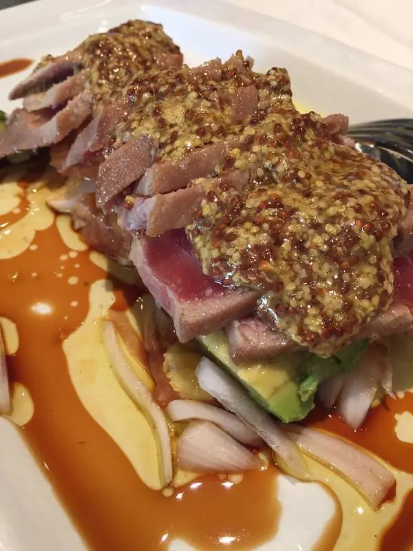 At&uacute;n con aguacate y mostaza