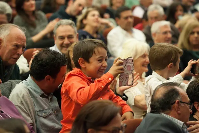 El p&uacute;blico ha abarrotado la Audiencia. Foto: Concha Ortega