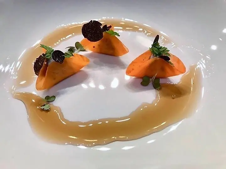 Ravioli de patata ricotta con trufa negra
