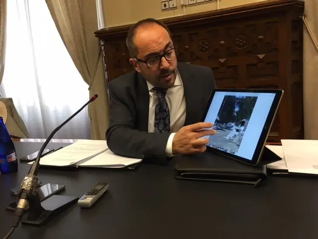 Rey explica los trabajos de limpieza.