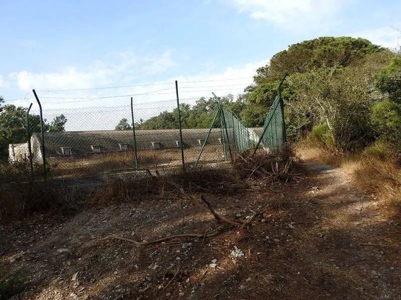 Cuartel de Garc&iacute;a Aldave que hay que rodear