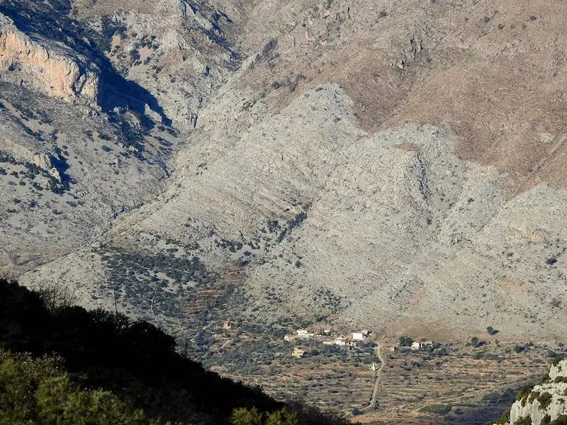 Pueblo bajo las monta&ntilde;as