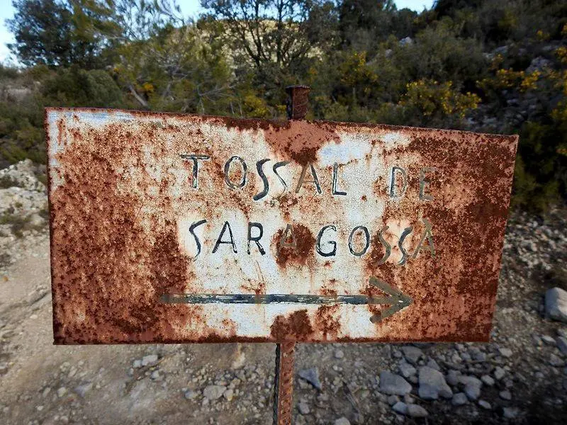 El viejo cartel permanece en pie