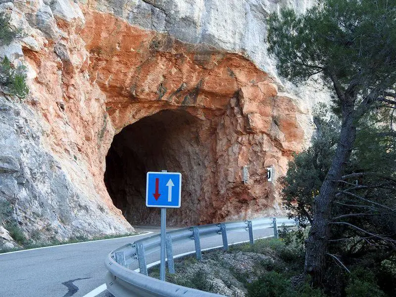 T&uacute;nel en el camino