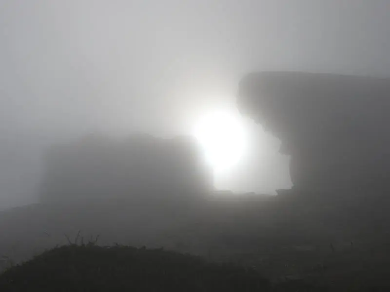 Sol y piedras