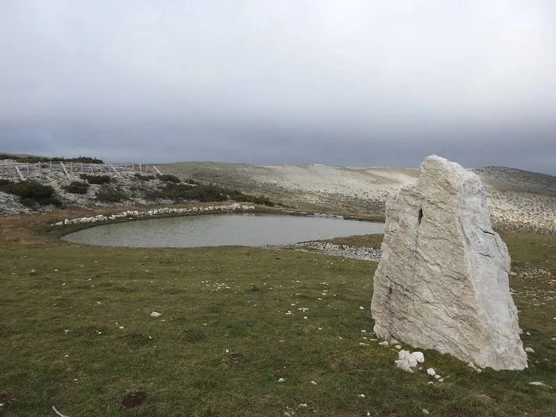 Una balsa y una especie de dolmen