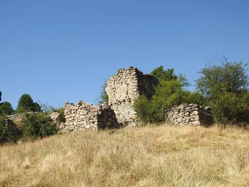 La edificaci&oacute;n en ruinas junto al pozo