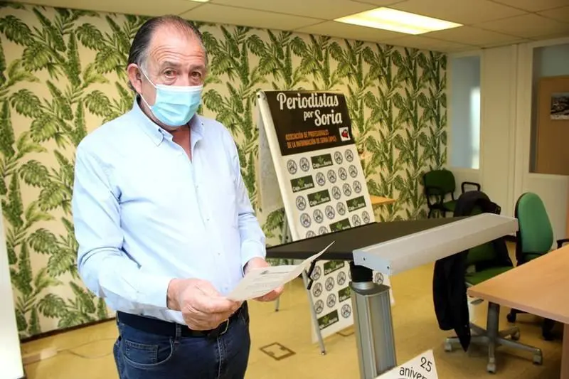 Raimundo Mart&iacute;nez con la carta enviada a &Aacute;balos