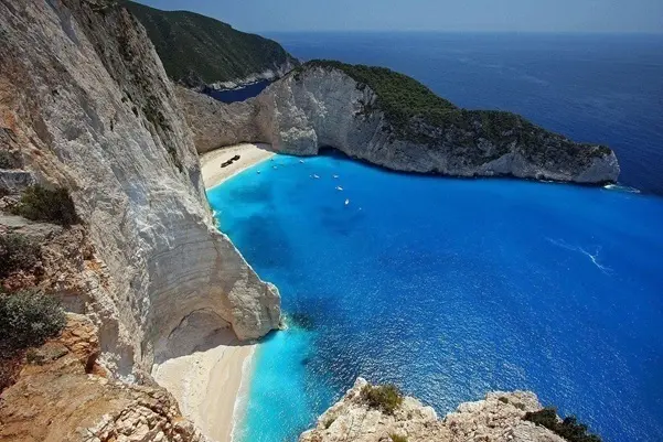 Hermosa cala escondida en las islas Griegas