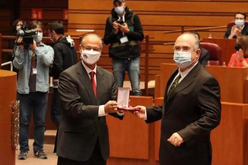A la derecha, Isaac Izquierdo