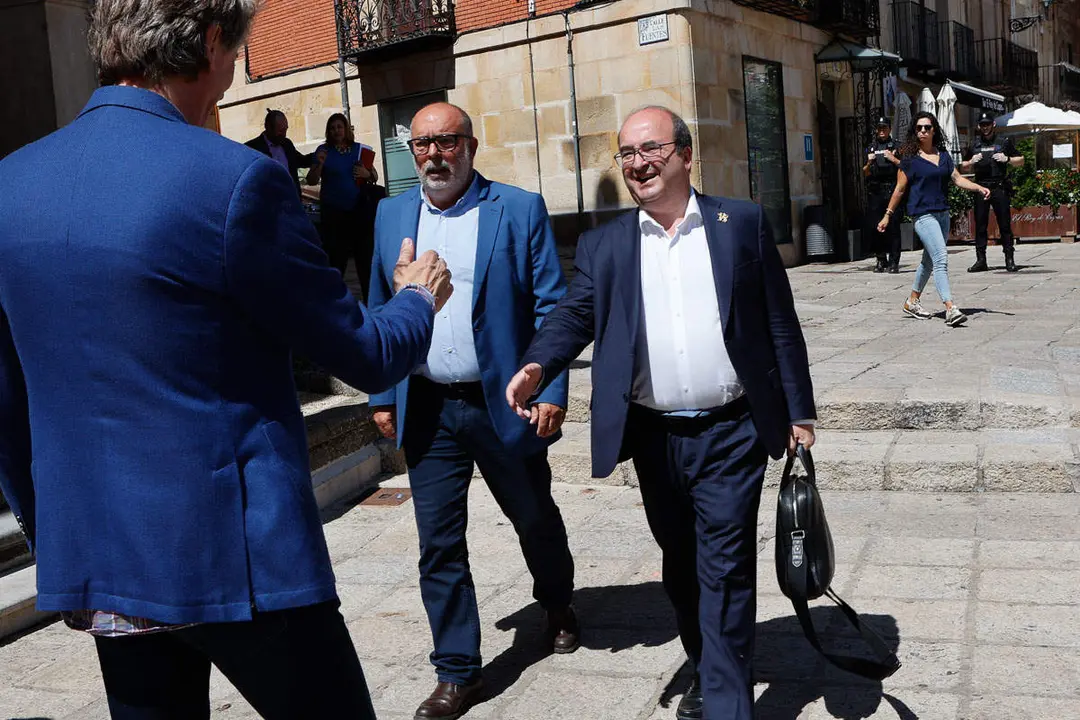 Iceta saluda al alcalde Carlos Mart&iacute;nez