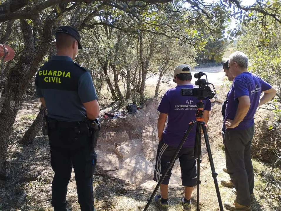 Presencia de la Guardia Civil en la fosa de Adradas