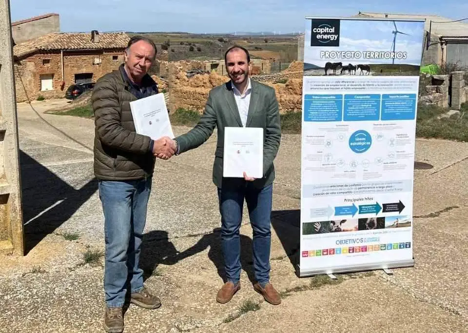 El alcalde de Maj&aacute;n, Carmelo Morales, junto al director regional de Capital Energy en Castilla y Le&oacute;n, V&iacute;ctor Fern&aacute;ndez