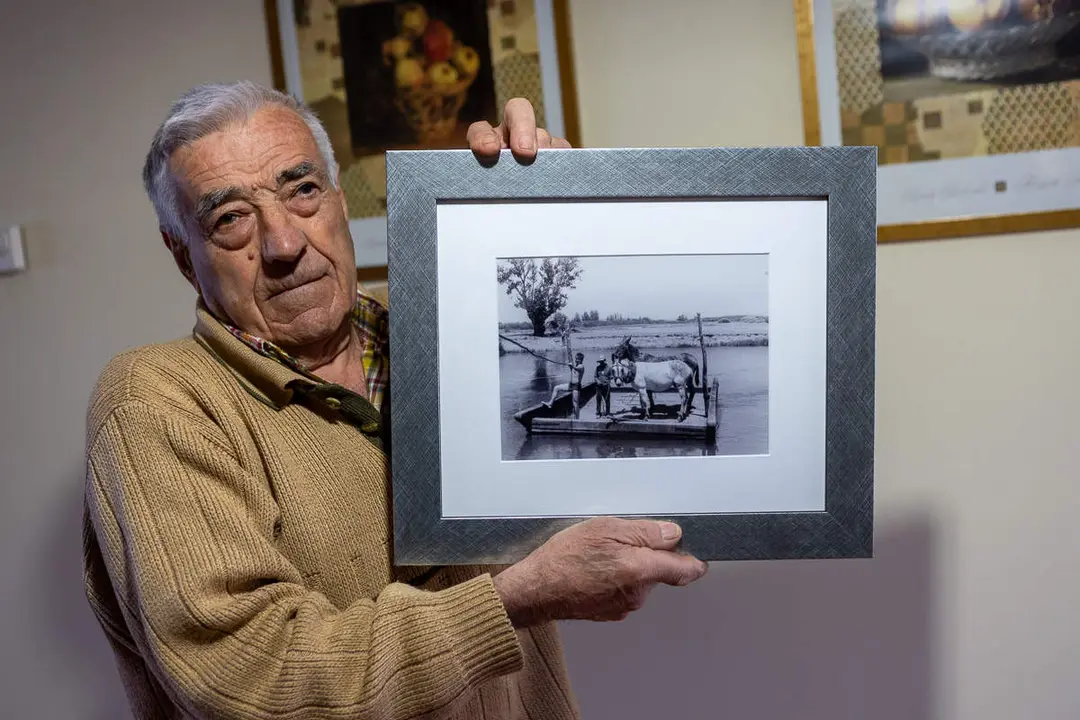 Graciano, posando con la foto en la que aparece