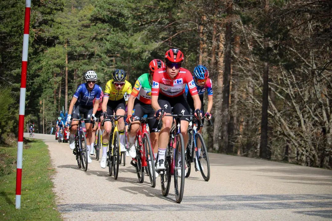 Vuelta Ciclista a Espa&ntilde;a femenina a 1 km de meta y podios-2