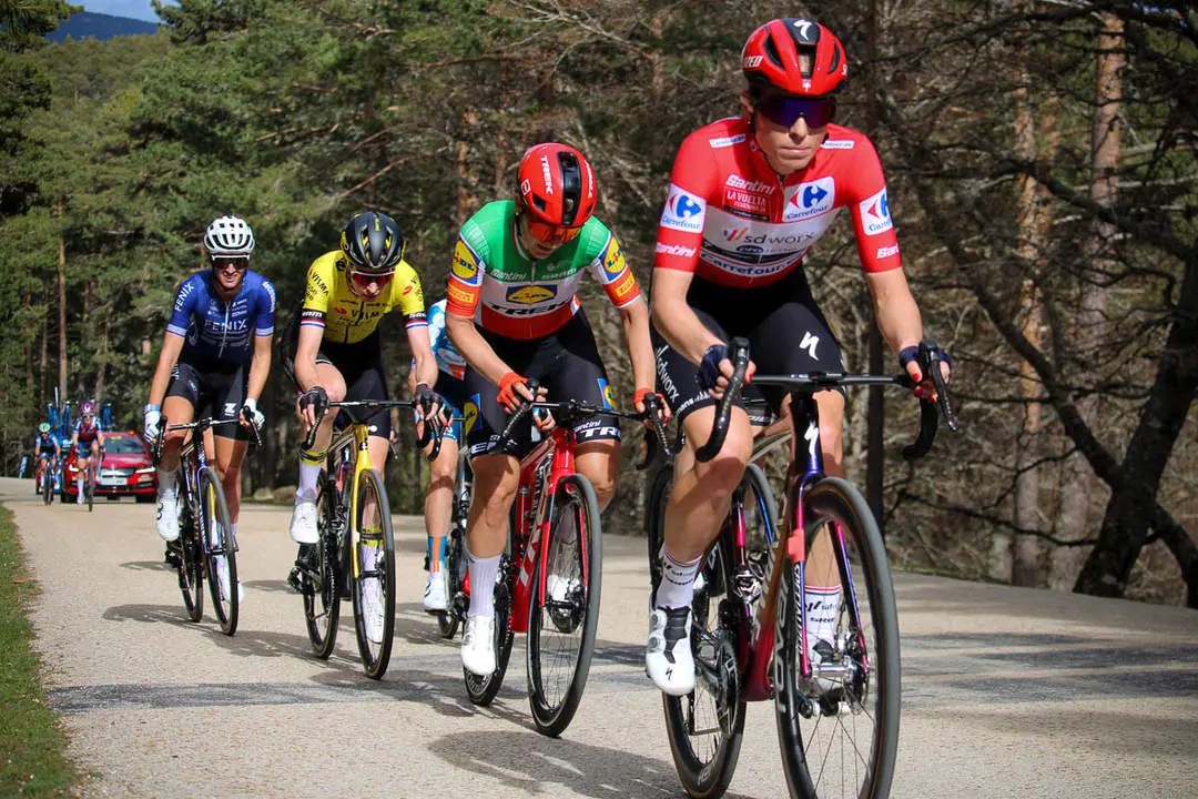Vuelta Ciclista a Espa&ntilde;a femenina a 1 km de meta y podios-3