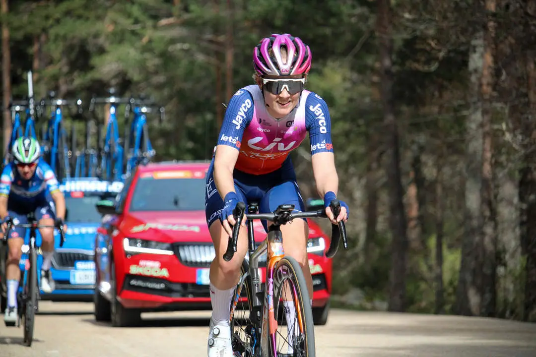 Vuelta Ciclista a Espa&ntilde;a femenina a 1 km de meta y podios-5