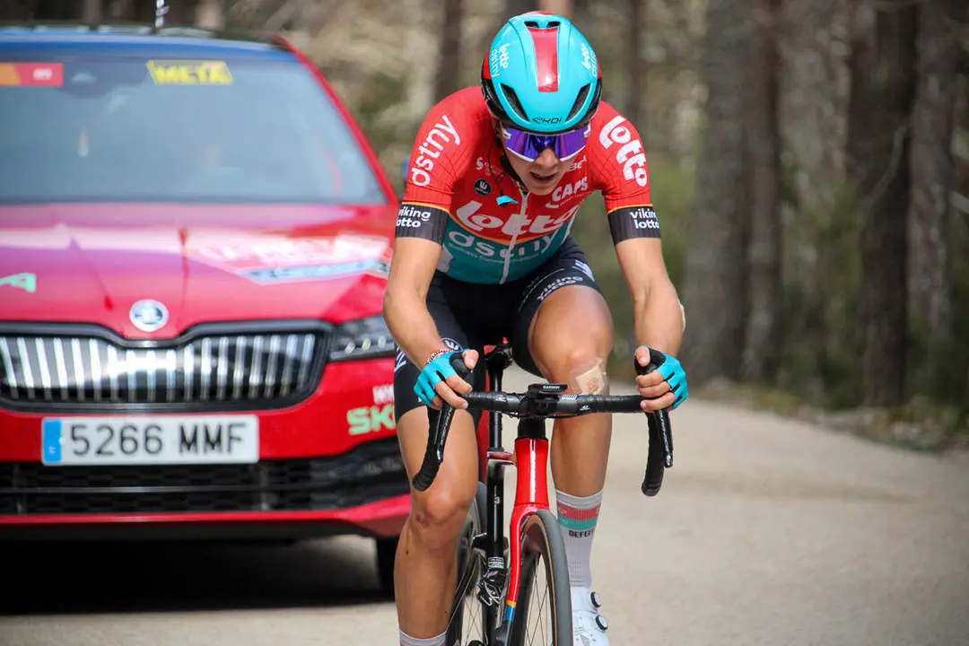 Vuelta Ciclista a Espa&ntilde;a femenina a 1 km de meta y podios-9