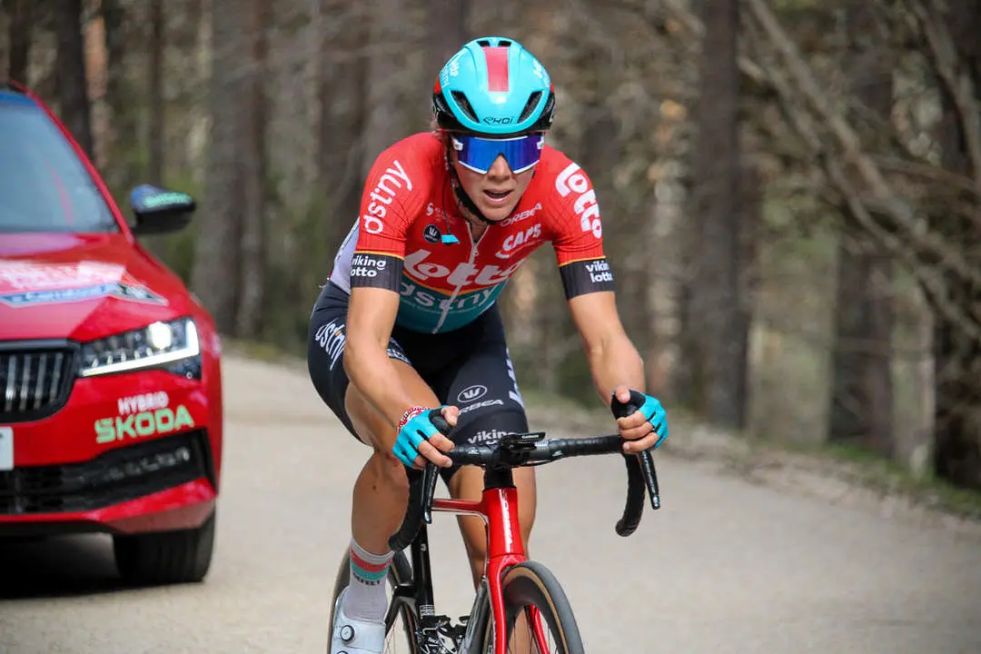 Vuelta Ciclista a Espa&ntilde;a femenina a 1 km de meta y podios-10