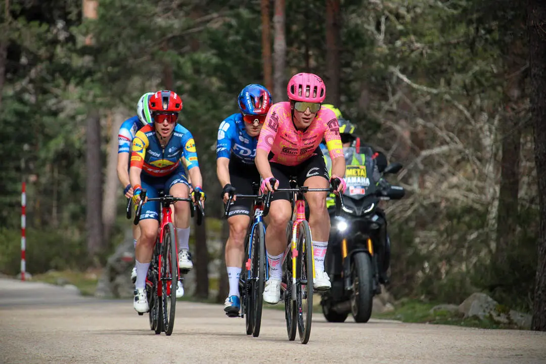 Vuelta Ciclista a Espa&ntilde;a femenina a 1 km de meta y podios-17