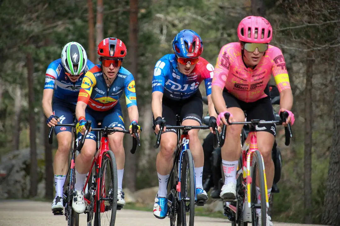 Vuelta Ciclista a Espa&ntilde;a femenina a 1 km de meta y podios-18