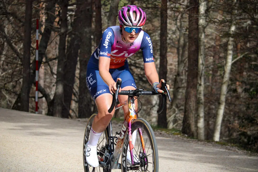 Vuelta Ciclista a Espa&ntilde;a femenina a 1 km de meta y podios-25