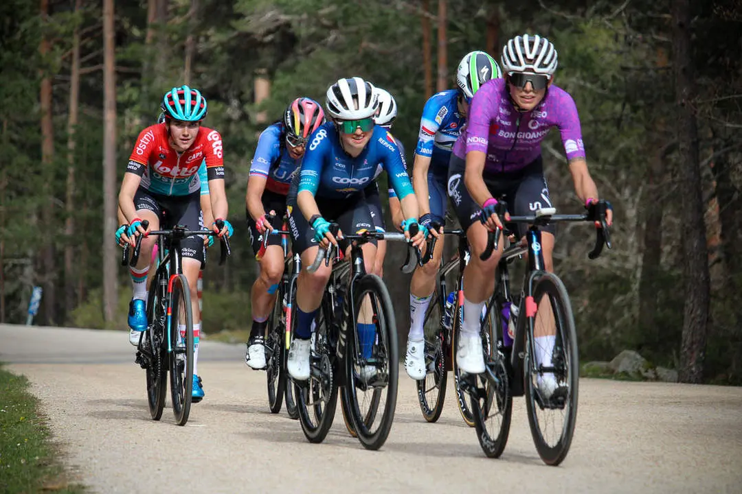 Vuelta Ciclista a Espa&ntilde;a femenina a 1 km de meta y podios-36