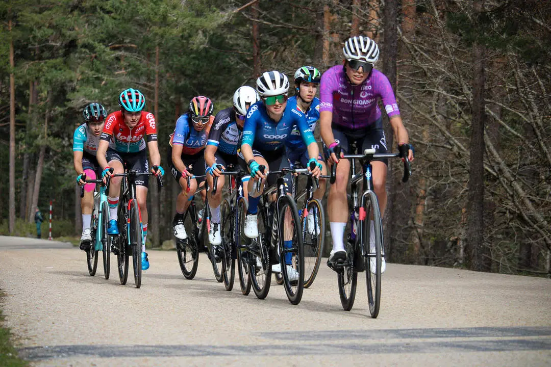 Vuelta Ciclista a Espa&ntilde;a femenina a 1 km de meta y podios-37