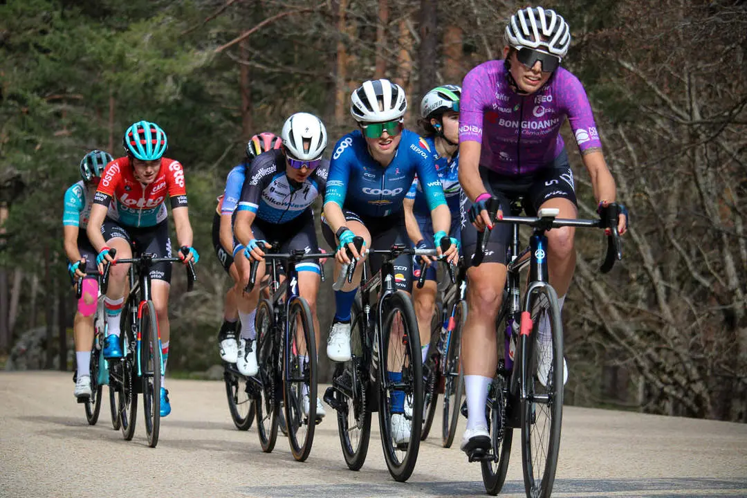 Vuelta Ciclista a Espa&ntilde;a femenina a 1 km de meta y podios-38