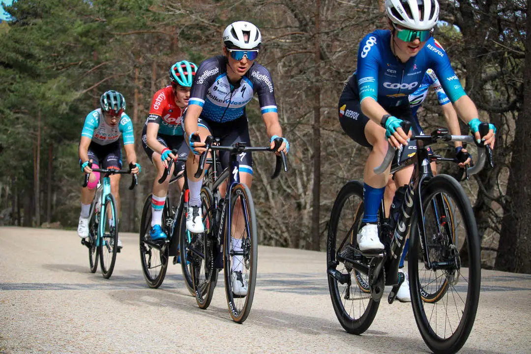 Vuelta Ciclista a Espa&ntilde;a femenina a 1 km de meta y podios-39