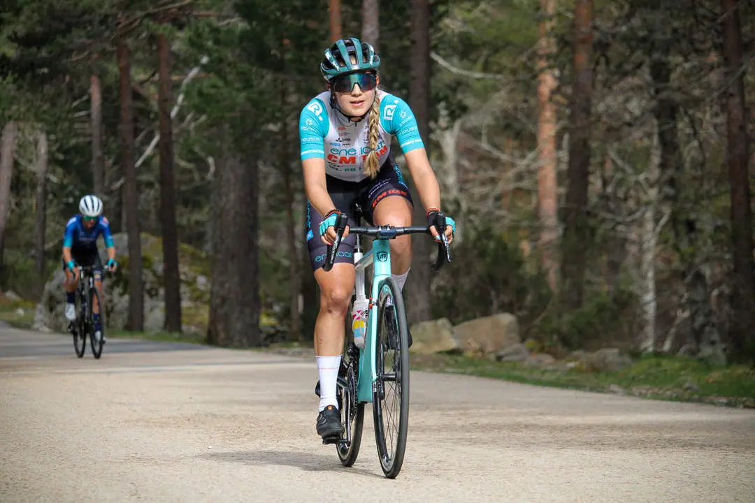 Vuelta Ciclista a Espa&ntilde;a femenina a 1 km de meta y podios-44