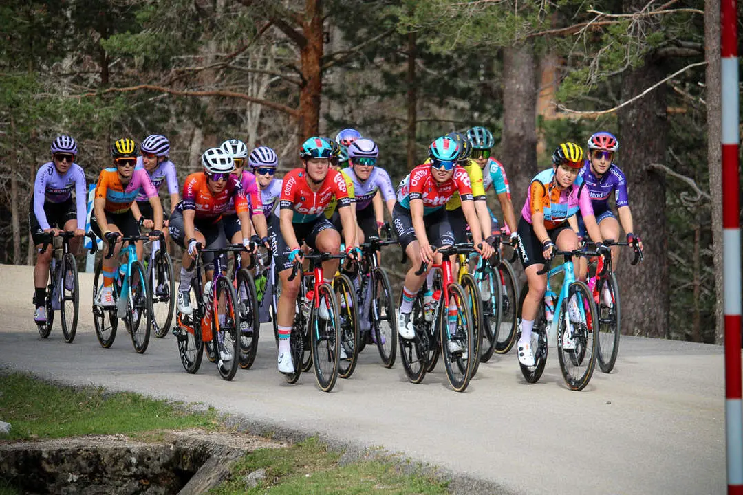 Vuelta Ciclista a Espa&ntilde;a femenina a 1 km de meta y podios-52
