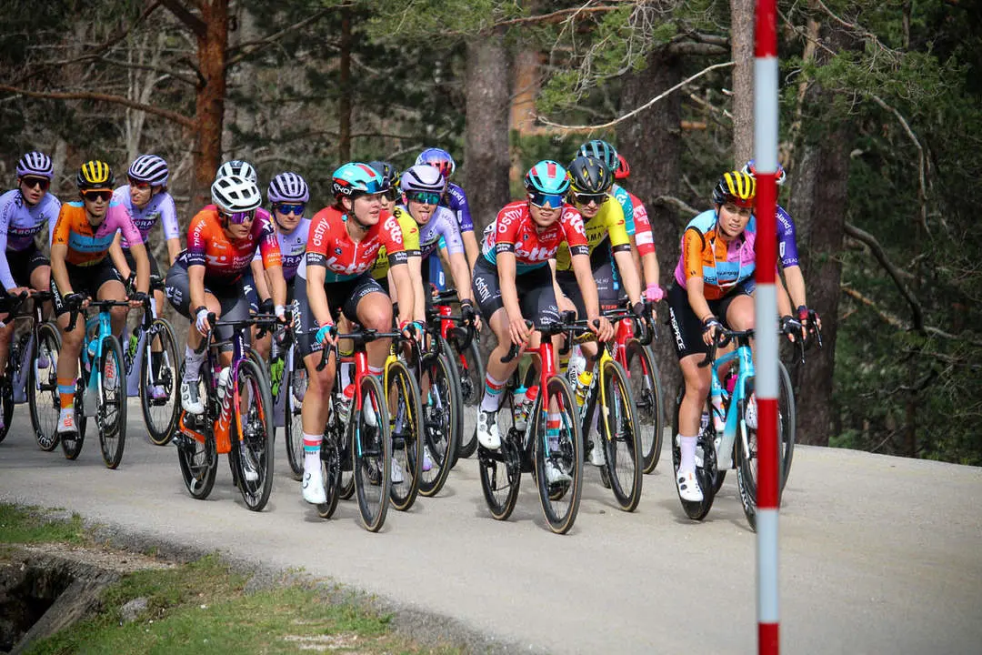Vuelta Ciclista a Espa&ntilde;a femenina a 1 km de meta y podios-53