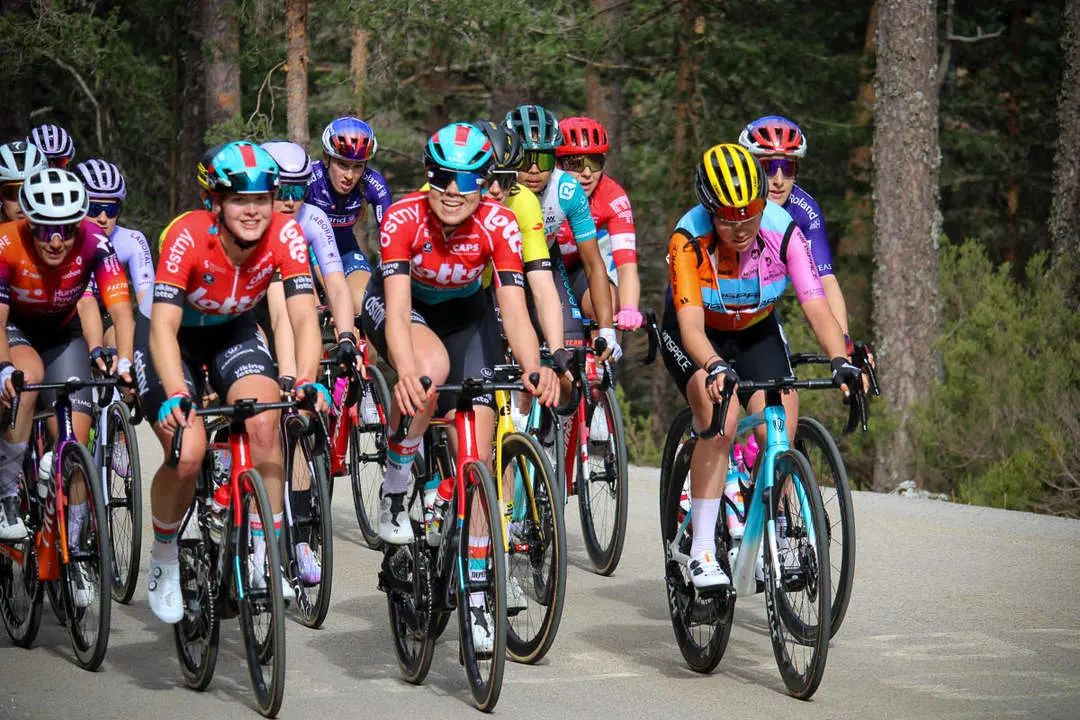 Vuelta Ciclista a Espa&ntilde;a femenina a 1 km de meta y podios-54