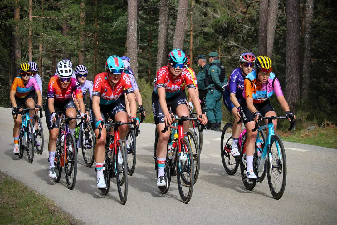 Vuelta Ciclista a Espa&ntilde;a femenina a 1 km de meta y podios-55