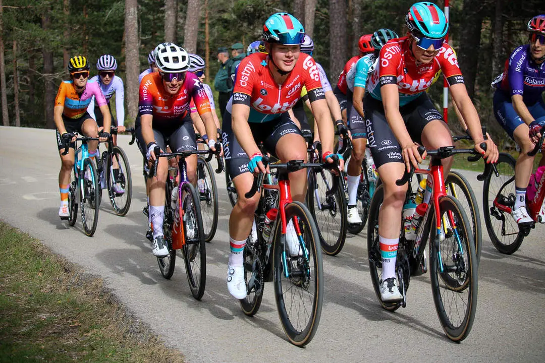 Vuelta Ciclista a Espa&ntilde;a femenina a 1 km de meta y podios-56