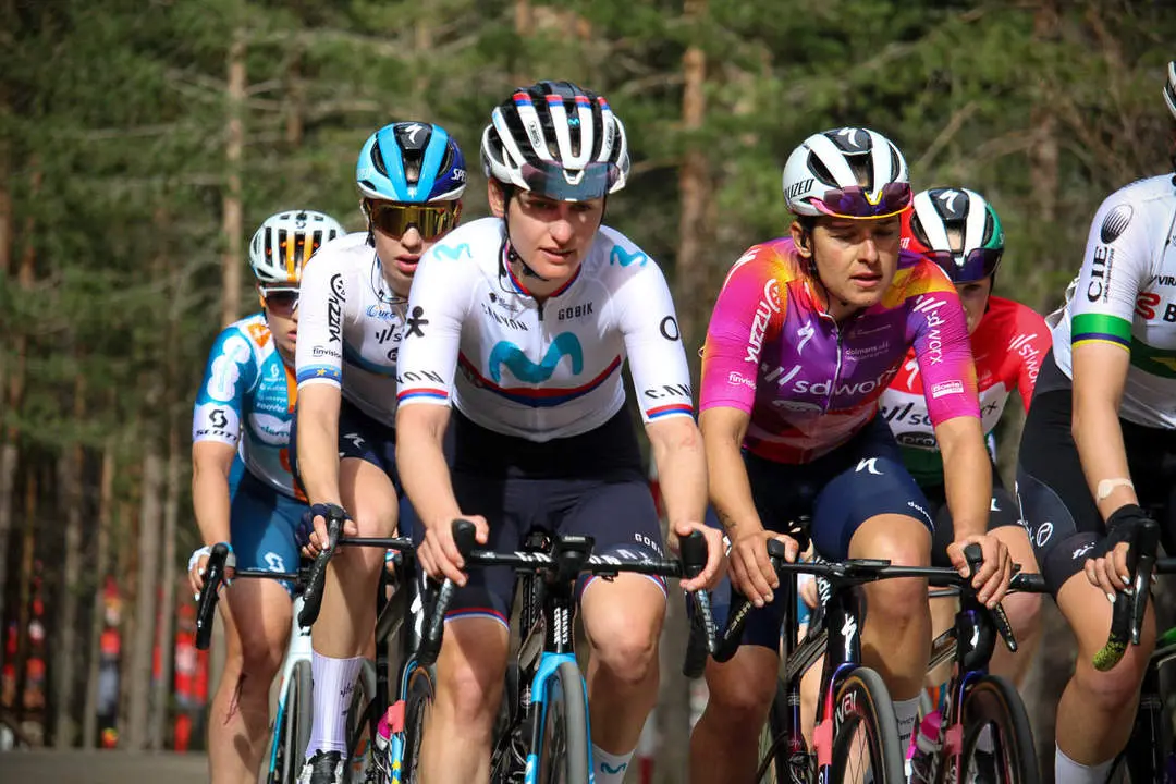 Vuelta Ciclista a Espa&ntilde;a femenina a 1 km de meta y podios-60