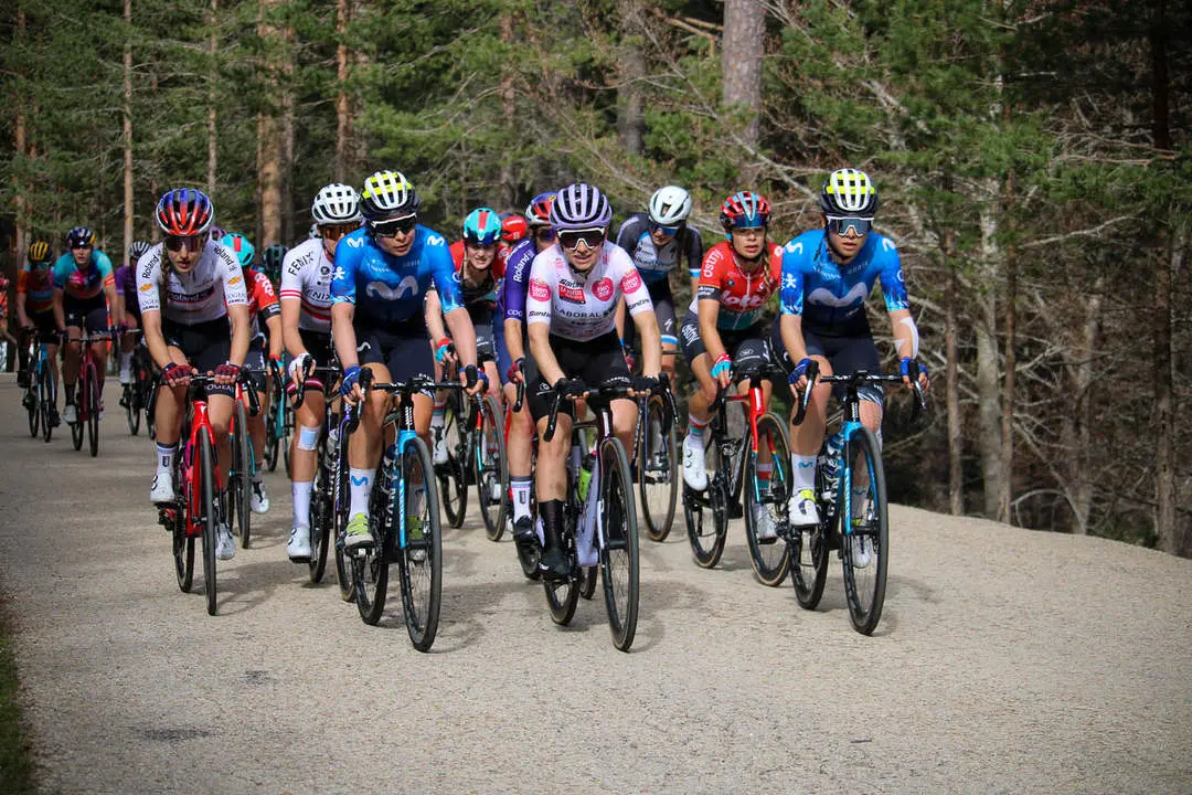 Vuelta Ciclista a Espa&ntilde;a femenina a 1 km de meta y podios-61